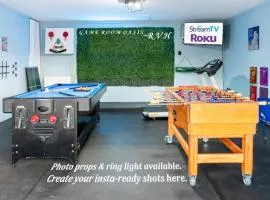 Ultimate Game Room Oasis for 12 - Private Patio - BBQ - 2 Kings - 6 TVs - Full-Body Massage Chair