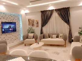 شقه فندقيه3غرف وشرفه بفيلا الشيخ زايد أمام زد بارك