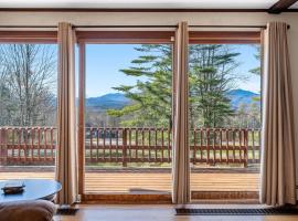 Spacious Ski Home - 10 Miles to Stowe - 3BD 4 BA, hotel i Morristown