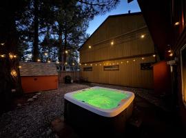 Modern Big Bear Cabin With Spa, BBQ & EV Charging on Site, khách sạn ở Big Bear City Airport