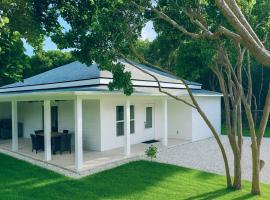 La Maison Blanche- Close Beach Access，位于Gregory Town的别墅