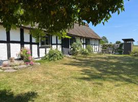 Timber Cottage with Rustic Charm, hôtel à Degeberga