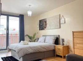 Nexus - Top Floor City Views, Balcony & Parking