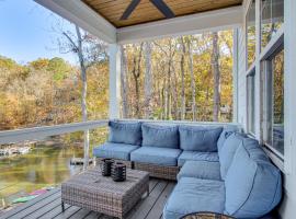 Unplugged Getaway on Lake Secession! Home with Dock, hotel in Iva