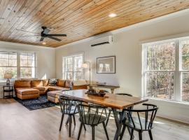 Unplugged Getaway on Lake Secession! Home with Dock, hotel a Iva