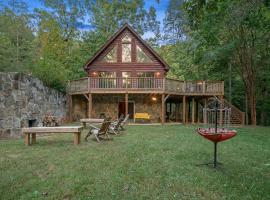 Spectacular Log Cabin Home 45 minutes to Asheville, hotel v destinaci Marion