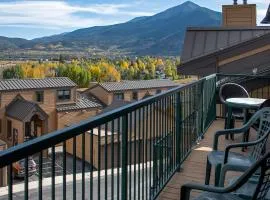 Lake Forest Summit Condo: Great Penthouse Views