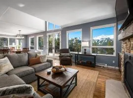 Ten Peaks Lookout Home: Incredible Views, Hot Tub