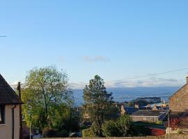 Cosy house with coastal views - close to Edinburgh, hotel in Burntisland