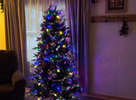 Relax & Unwind Cozy Farmhouse Near Natural Bridge State Park, βίλα σε Stanton