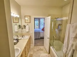 SnowStar Hideaway - Hot Tub, Gym, Walk to Ski Lift