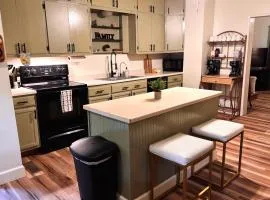 Creekside Cottage, Private, Peaceful, Cozy Escape