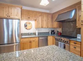 Elkhorn Springs Sanctuary - Pool/Hot Tub/Underground Parking