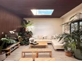 High Tree - Stylish Detached Home - South Park and Town Centre