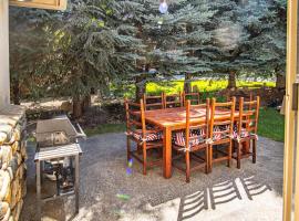 Sunflower Lane - 4BD Sun Valley Retreat + Resort Amenities, Hotel in Hailey