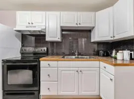 The Arizona 2BR Pet-Friendly Suite Calgary SE