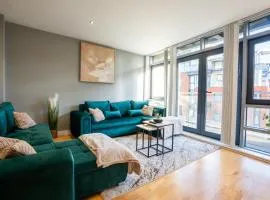 Leeds City Centre 2BR Apt w Balcony Sleeps 8
