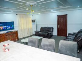 Spacious 4-Bedroom Apartment for families & groups, hotel v destinaci Benin City