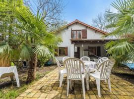 Maison Événementielle à Paris avec jardin terrasse et métro, hotel in Montreuil