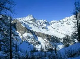 Baita In Pietra Con Vista Sulla Valle Di Balme