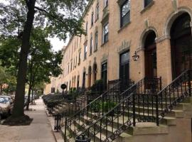 Modern Townhouse in Historic Harlem, hotel in New York