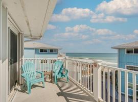 Walk to Kure Beach! Bright Condo with Ocean Views，位于库尔海滩的酒店
