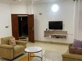 1 chambre salon climatisé électricité inclus , Cotonou, missèbo en face Festival des Glaces