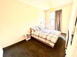 Luxury Kingsize bedroom in a shared house, hotel in Chesterfield