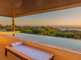 3 Bed Condo Sleeps 12 with Pool Ocean view HK