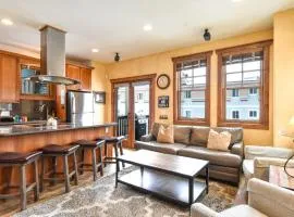 Mountain Ridge Chalet: Downtown, Hot Tub, Views