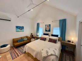 Cozy King Suite w/Coffee Bar + Walkable to Mass St, Ferienwohnung in Lawrence