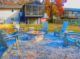 4BR House Mins to Downtown Annapolis with Firepit, Basement Bar, & Sleeps 12 โรงแรมในแอนแนโพลิส