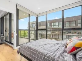 Sunny & Bright 2BR Retreat with Parking in Lyneham