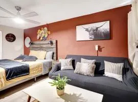 Cozy King Bed Studio - Affordable Fresh Cozy