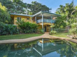 Edge Hill Apartment under Queenslander w Pool，艾吉希尔的飯店