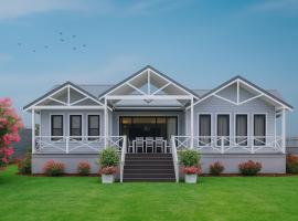 Peaceful Homestead Getaway - BBQ, Backyard & Farm Life, hotel in Toronto