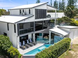 Beachfront at Buddina with Heated Pool & Sea Views, hotel en Buddina