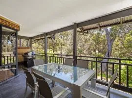 Acorn Delight - Tranquil Retreat by the Golf Course