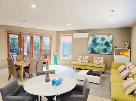 Specious ex-display 5 BDR house,up to 15 guests- Williams Landing