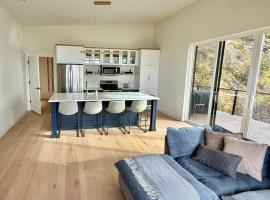 Hygge Hideaway - Breathtaking Lake View & Hot Tub, ξενοδοχείο σε Hope