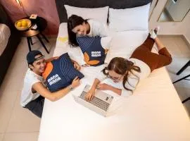 Paxtonz Urban Luxe Walk to Mall! Free WiFi & Pool