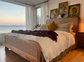 Aqua and Ember Beach front with pool and spa and wood fires, ξενοδοχείο σε Sandford