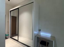 Transit KLIA Private room w attached bathroom, hotel in Mantin