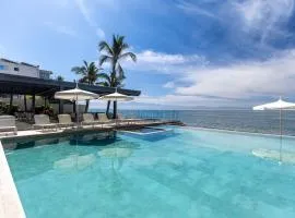 4-bed beachfront Lux Apartment