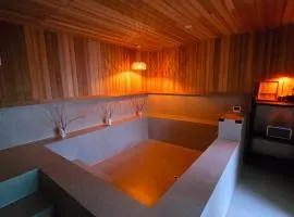 Moonlight Rooftop Retro Game Machine Large Jacuzzi Fire Healing Private Room Accommodation Parking Hanok Village