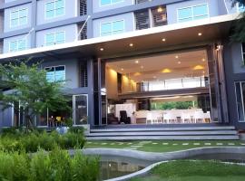 A+ Hotel，位于Ban Na Khwai乌汶叻差他尼机场 - UBP附近的酒店