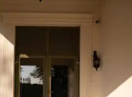 John Bull House, hotel a Buzău