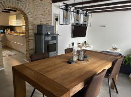 Gemütliches Haus mit Whirlpool & Kamin, hotel v destinaci Dinslaken