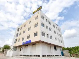 FabHotel Cozzy Stay - Indus land hospital , landscape park & morden school , D- mart