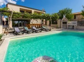 Schönes Ferienhaus In Modrusani Mit Großem Garten